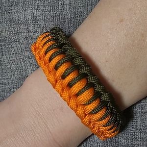 paracord bracelet
